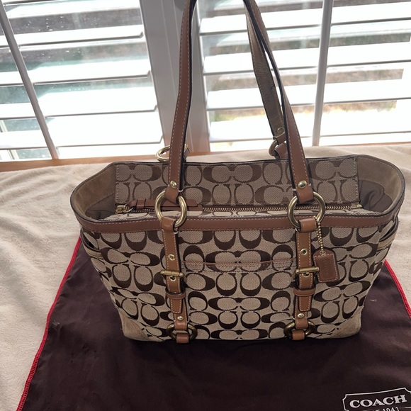 Coach Signature Gallery Tote - H0661-10384 - Picture 1 of 16